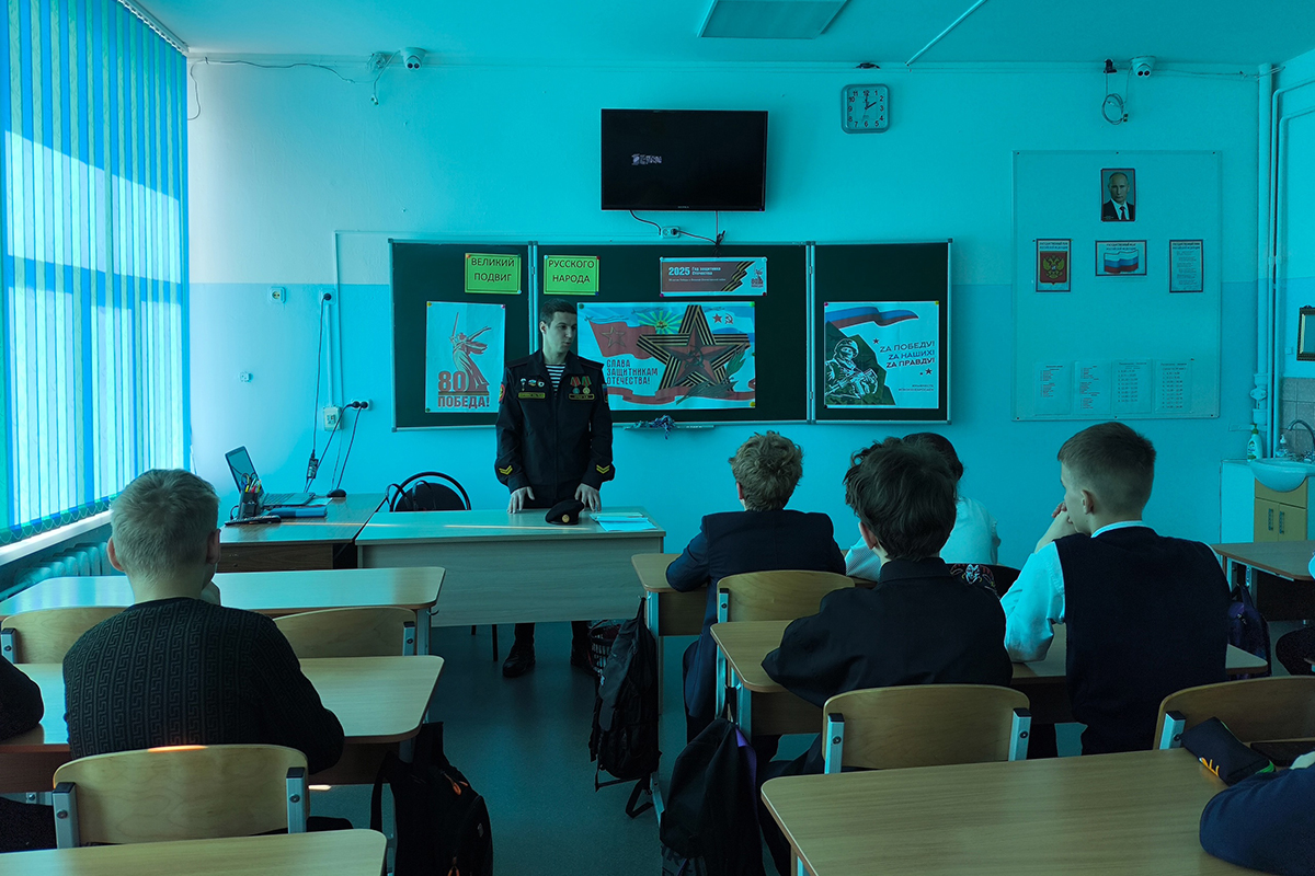 Новозыбковские школьники встретились с ветераном СВО