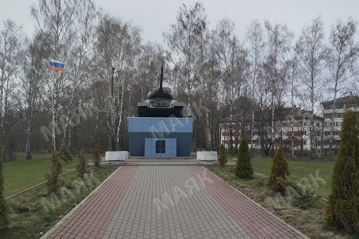 В Новозыбкове заменили мемориальные доски на памятнике воинам-танкистам