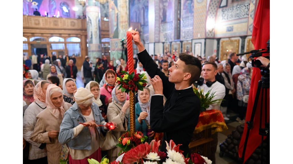 Брянские храмы встретили Христово Воскресение с благодатным огнем