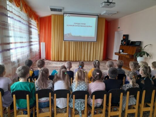 Для воспитанников детского сада брянской Дубровки провели беседы «Города-герои»