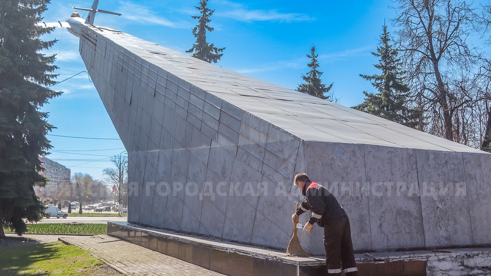 В Брянске ремонтируют памятник лётчикам