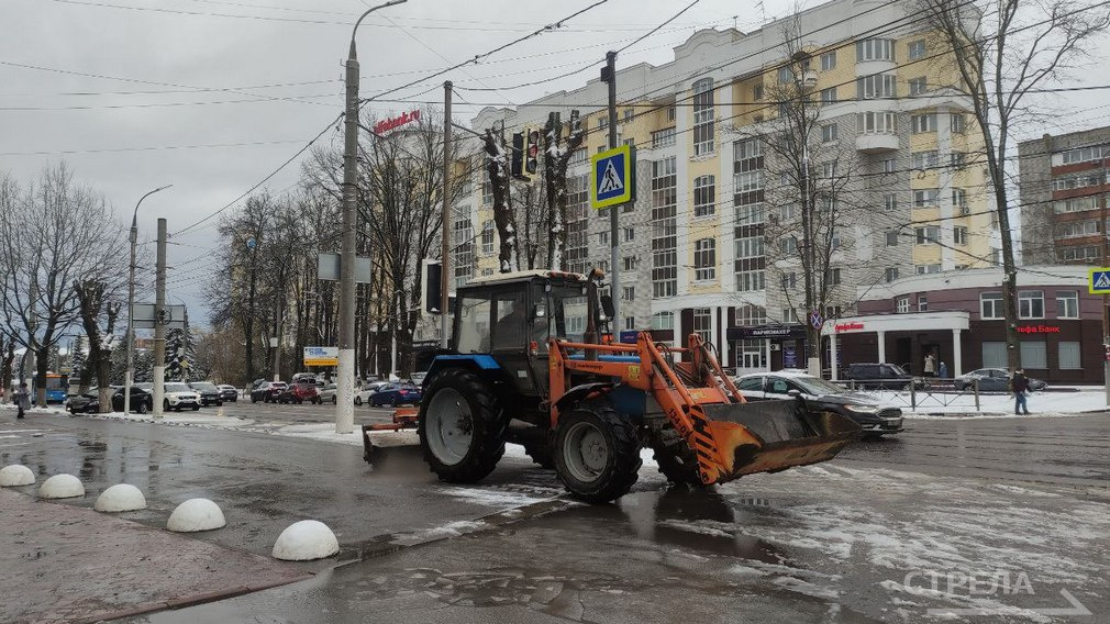 В Брянске продолжается очистка дорог и тротуаров