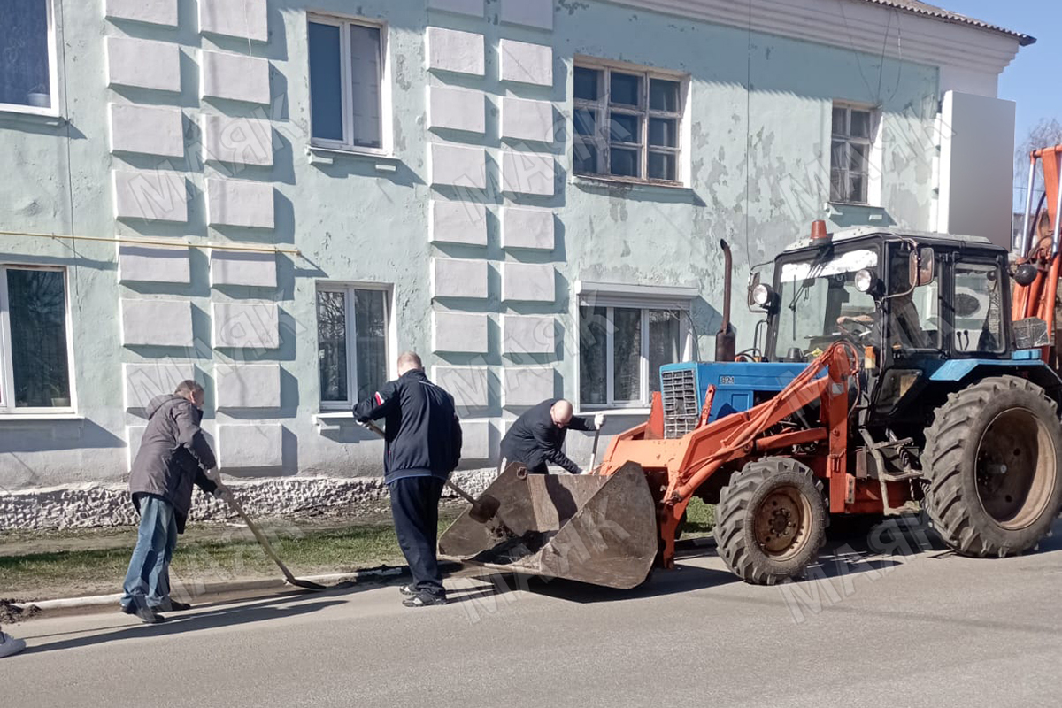 В Новозыбковском округе продолжается уборка улиц после зимы