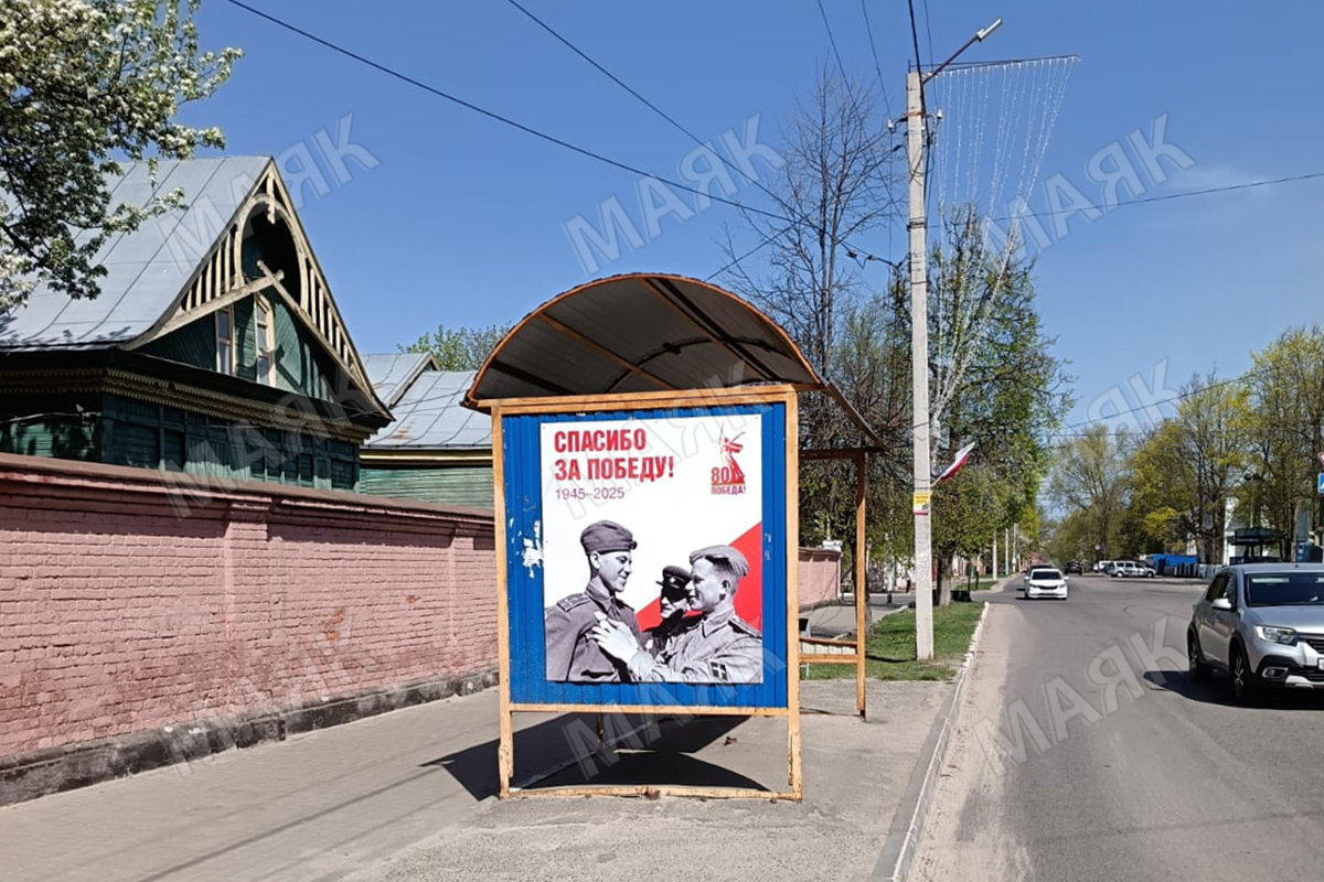 В Новозыбкове остановки общественного транспорта украсили ко Дню Победы