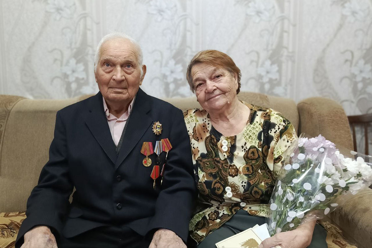 Глава новозыбковской городской администрации поздравил ветерана с юбилеем
