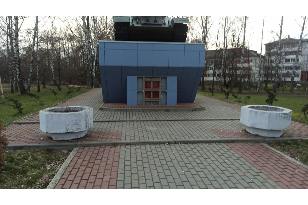 Ко Дню Победы в Новозыбкове обновляют таблички на памятнике славы воинам-танкистам Танк Т-34