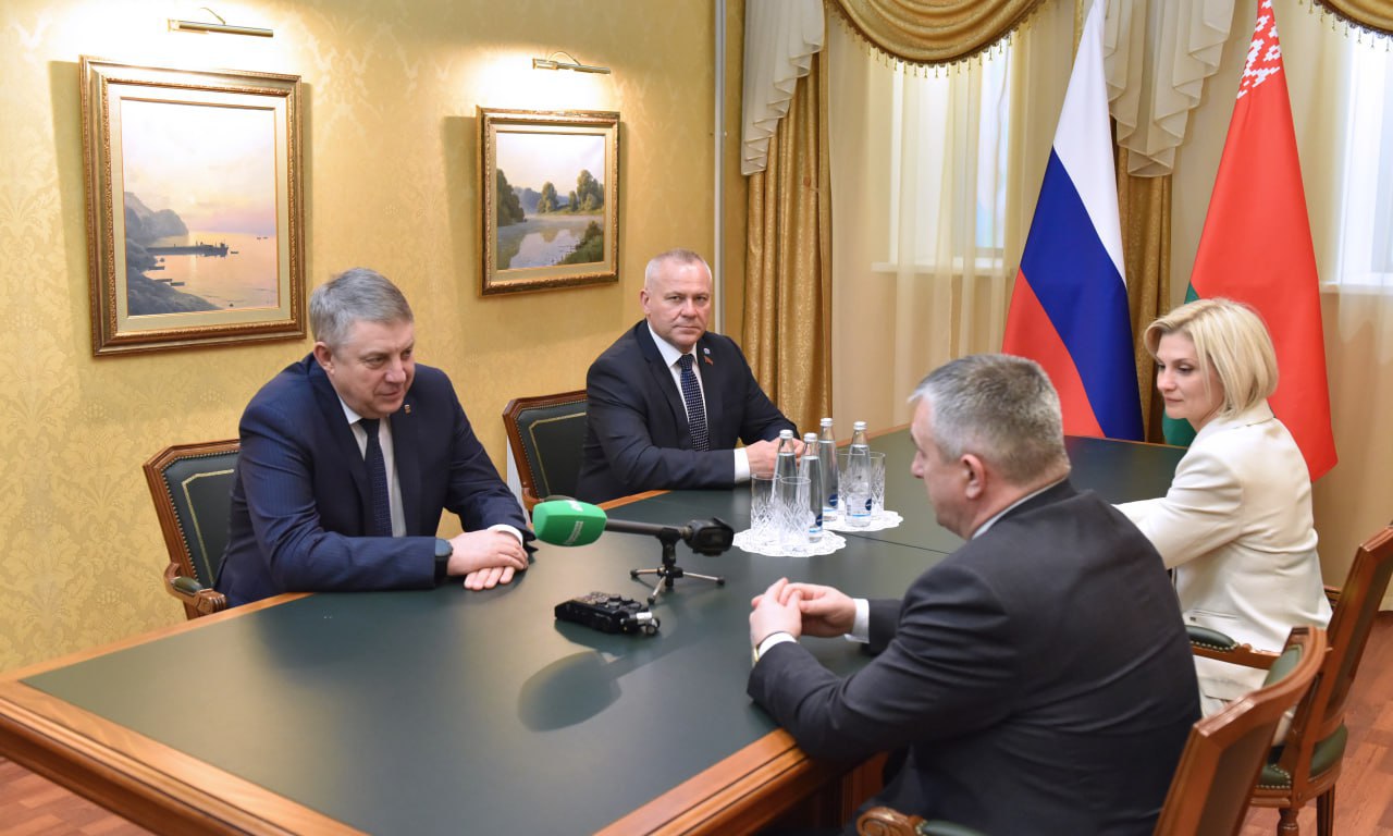 Александр Богомаз приветствует делегацию Гомельской области
