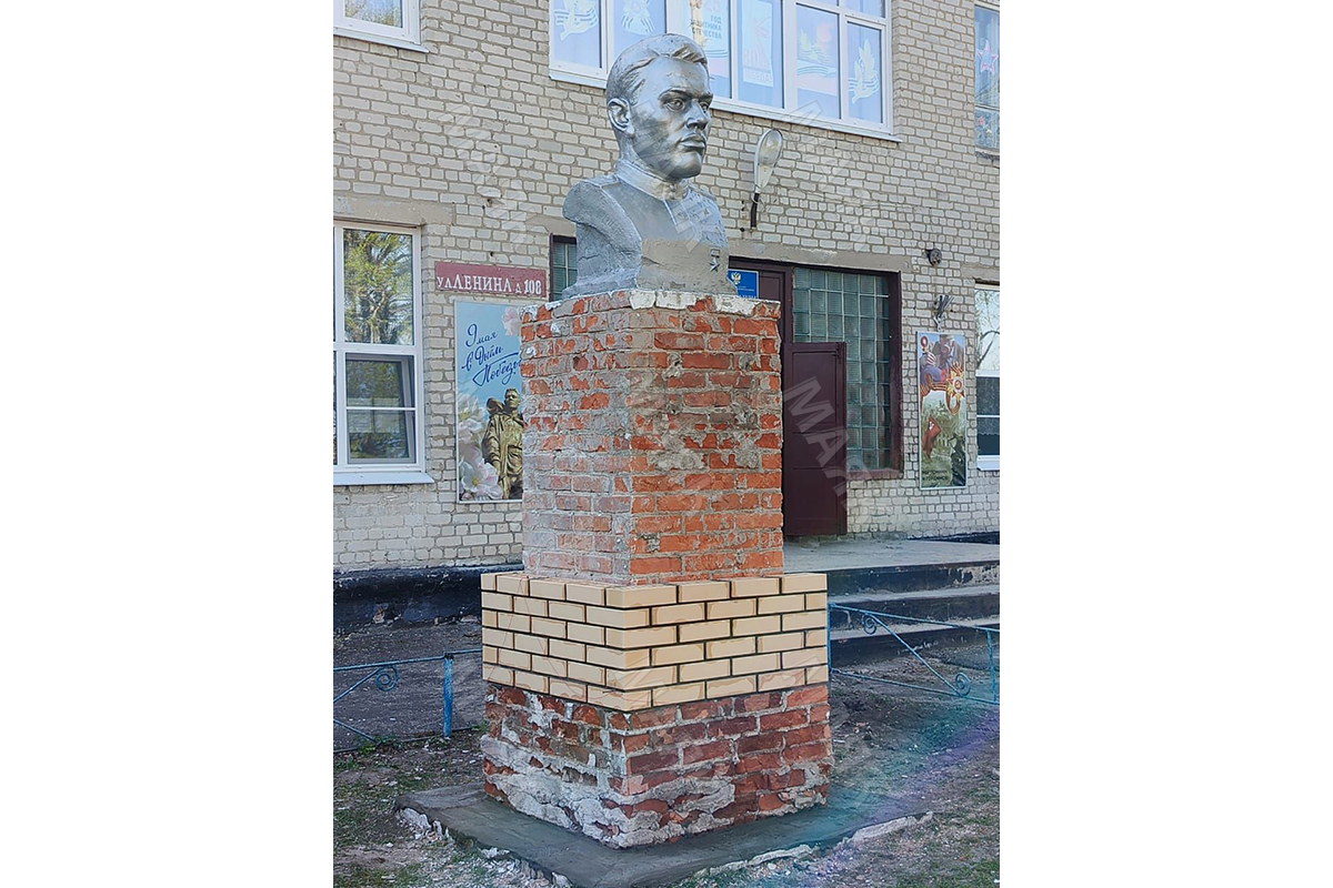 В Новозыбковском округе ремонтируют памятник Герою Советского Союза Ивану Курганскому