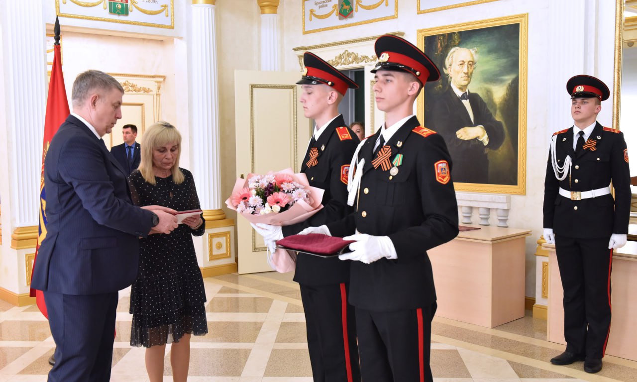Александр Богомаз передал Орден Мужества маме Дмитрия Дедкова