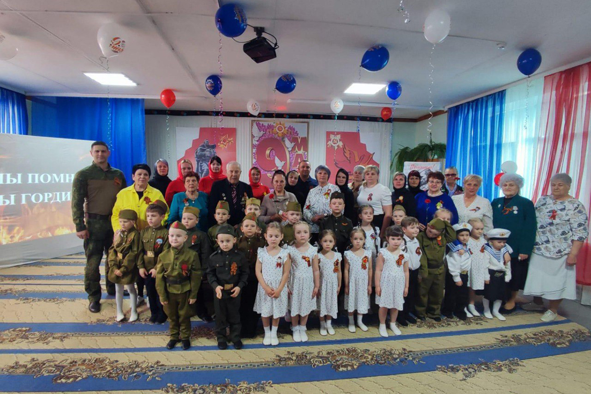 Малыши и педагоги новозыбковского детского сада «Радуга» подарили ветеранам театрализованный концерт «В памяти поколений навсегда!»