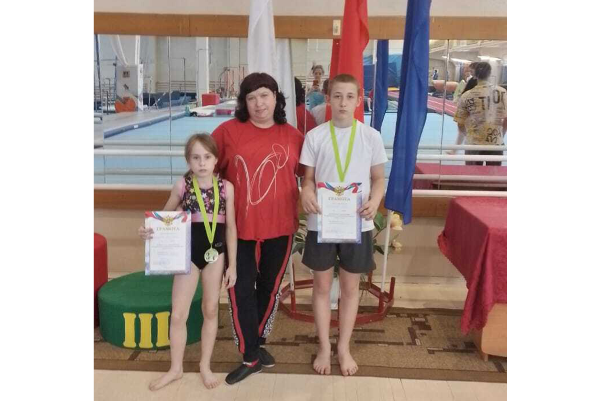 Четыре медали привезли новозыбковские акробаты из Брянска