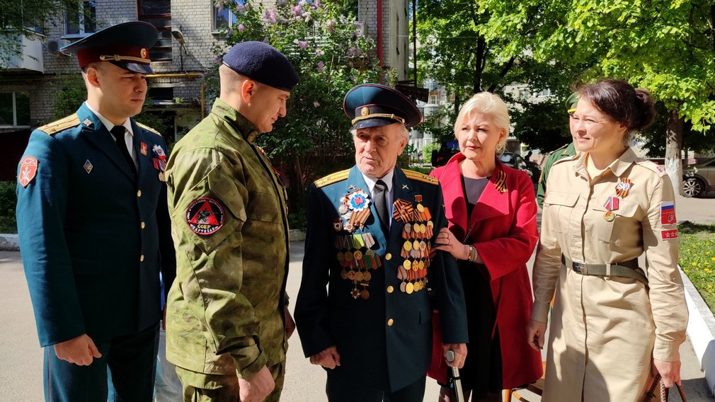 Парад Победы «пришел» домой к ветеранам из Брянска