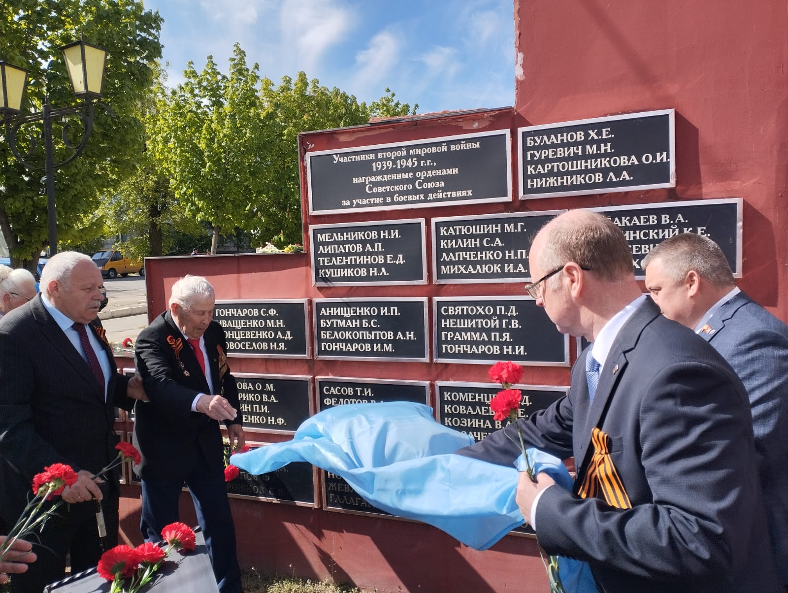 В День Победы в Новозыбкове открыли мемориальную доску ветеранам