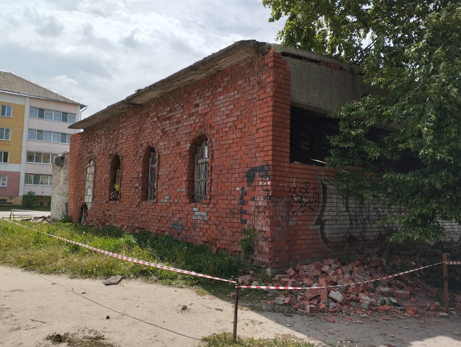 В Новозыбкове сносят «заброшку»