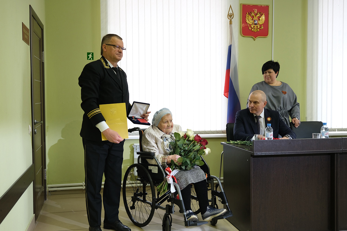 Ветерану войны из Новозыбкова Екатерине Быковой, отметившей 100-летний юбилей, вручен Почетный знак Совета судей РФ