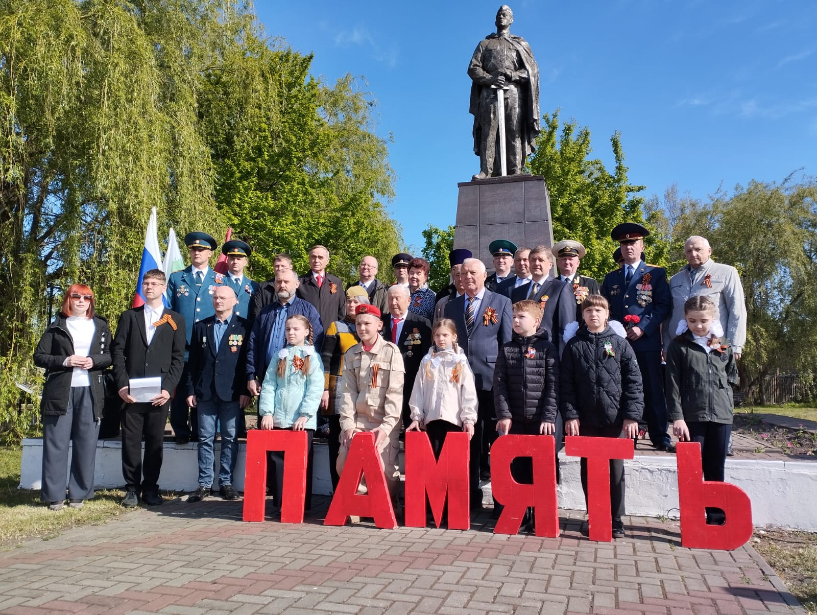 День Победы в Новозыбкове начался у Аллеи Героев