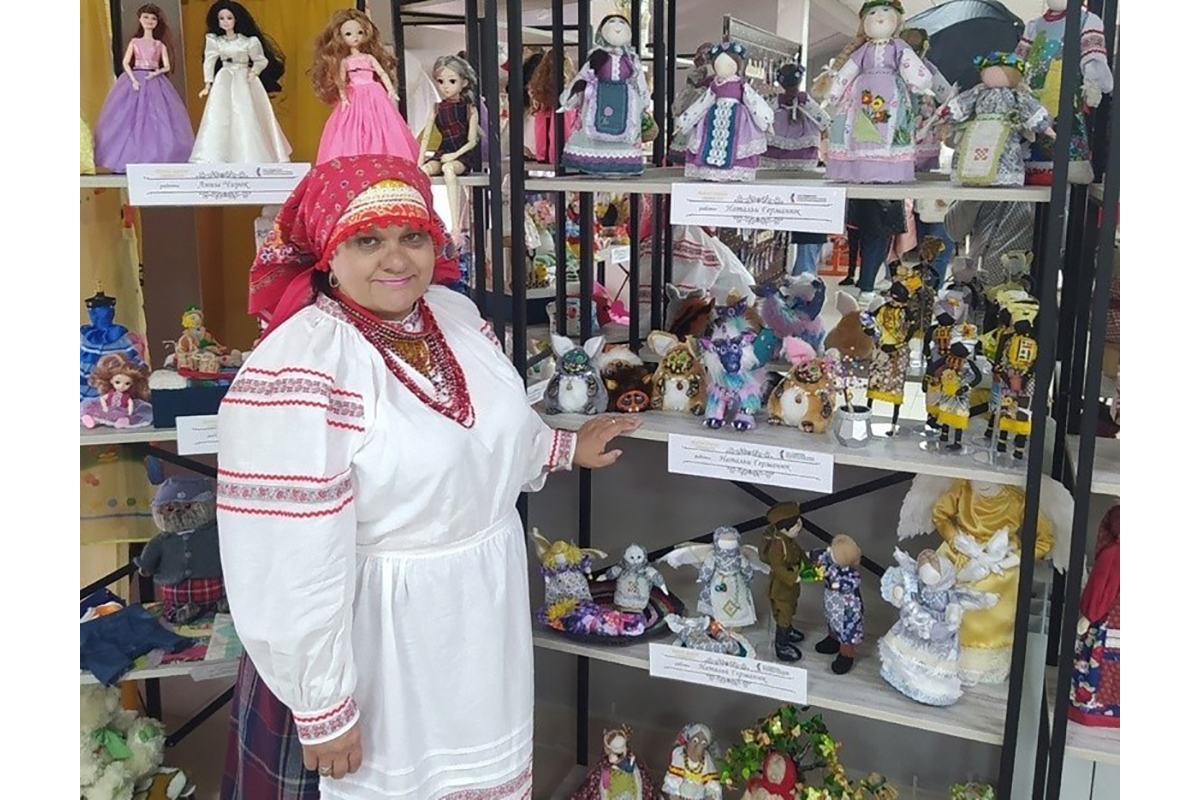 Мастерицу из Новозыбкова поблагодарили за созданные ее руками куклы