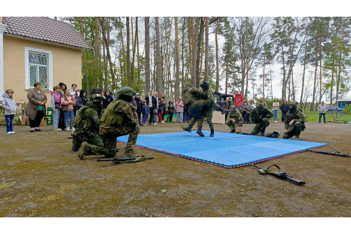Военно-спортивный клуб «Благодать» провел показательные выступления для жителей новозыбковского поселка