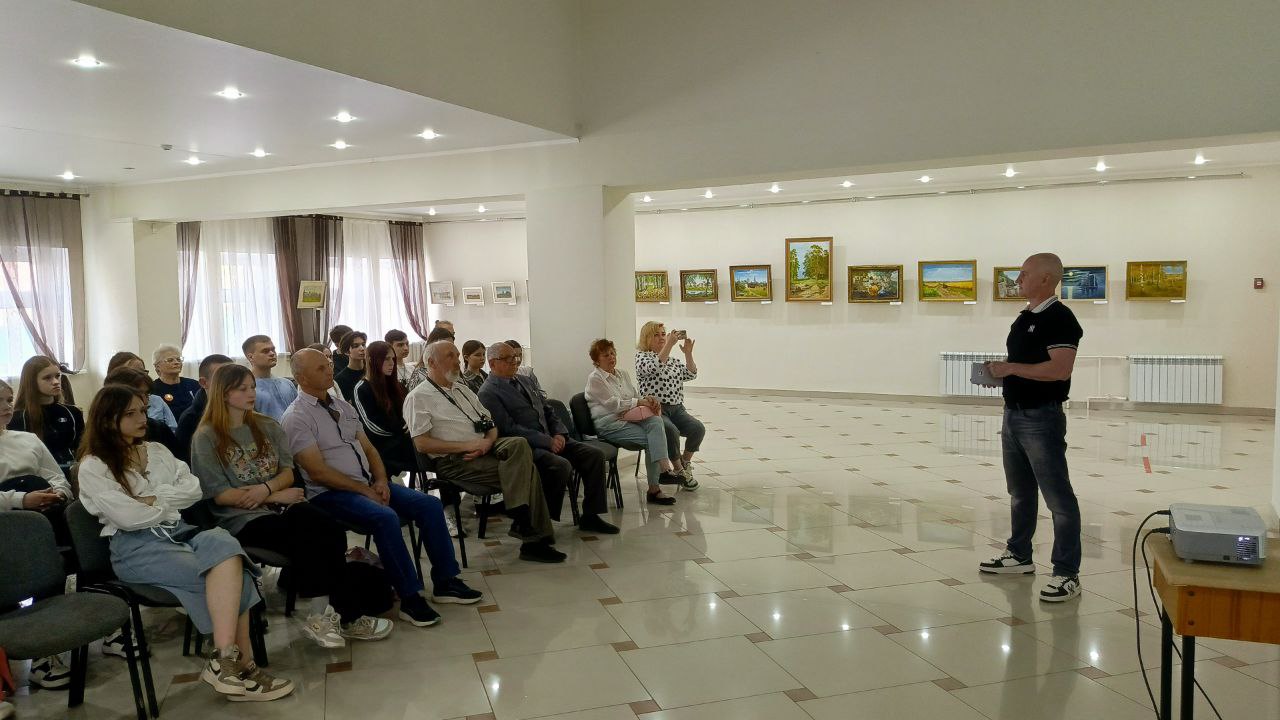 В новозыбковской городской библиотеке прошла встреча, посвященная писателю и художнику Евгению Мосягину