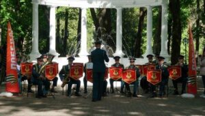 Военный оркестр Росгвардии принял участие в акции «Танцующий май» в Брянске