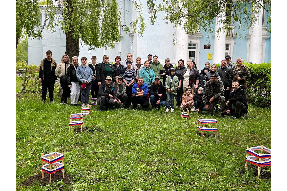 В Новозыбкове волонтеры высадили кедровую аллею
