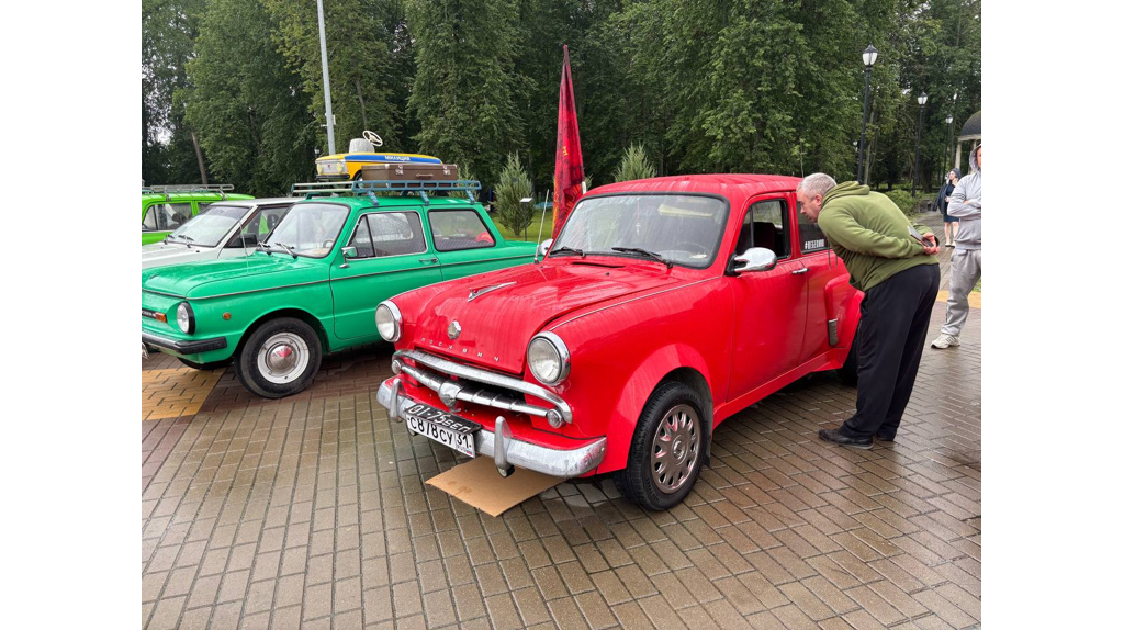 В брянском поселке Белые берега День молодежи отметили выставкой ретромобилей