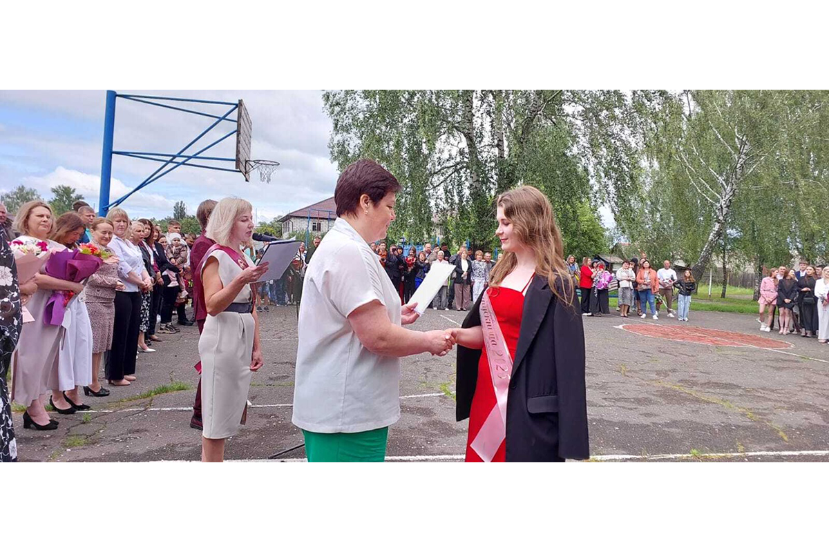 В Новозыбковском медколледже прошла линейка, посвящённая выпускникам