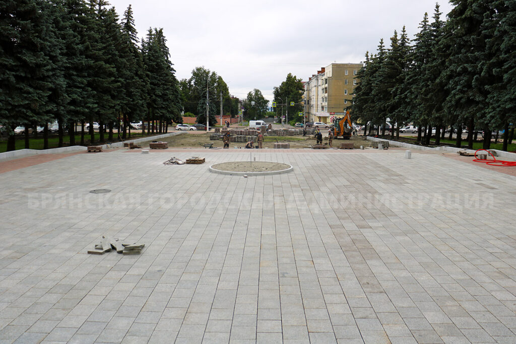 В Брянске на площади Октябрьской революции уложили 1000 квадратных метров гранитной плитки