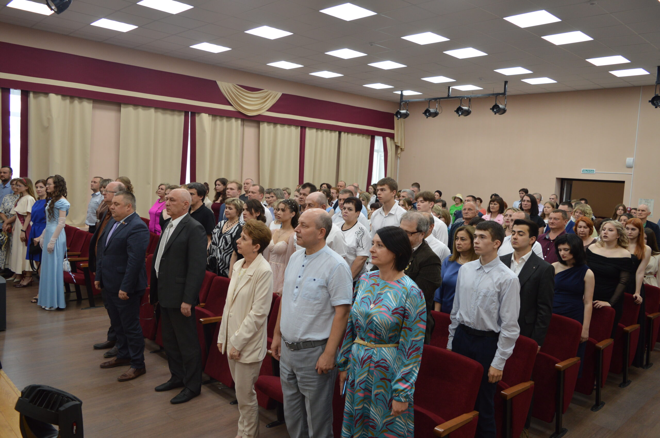 Награды за отличную учебу получили выпускники школ Новозыбковского городского округа