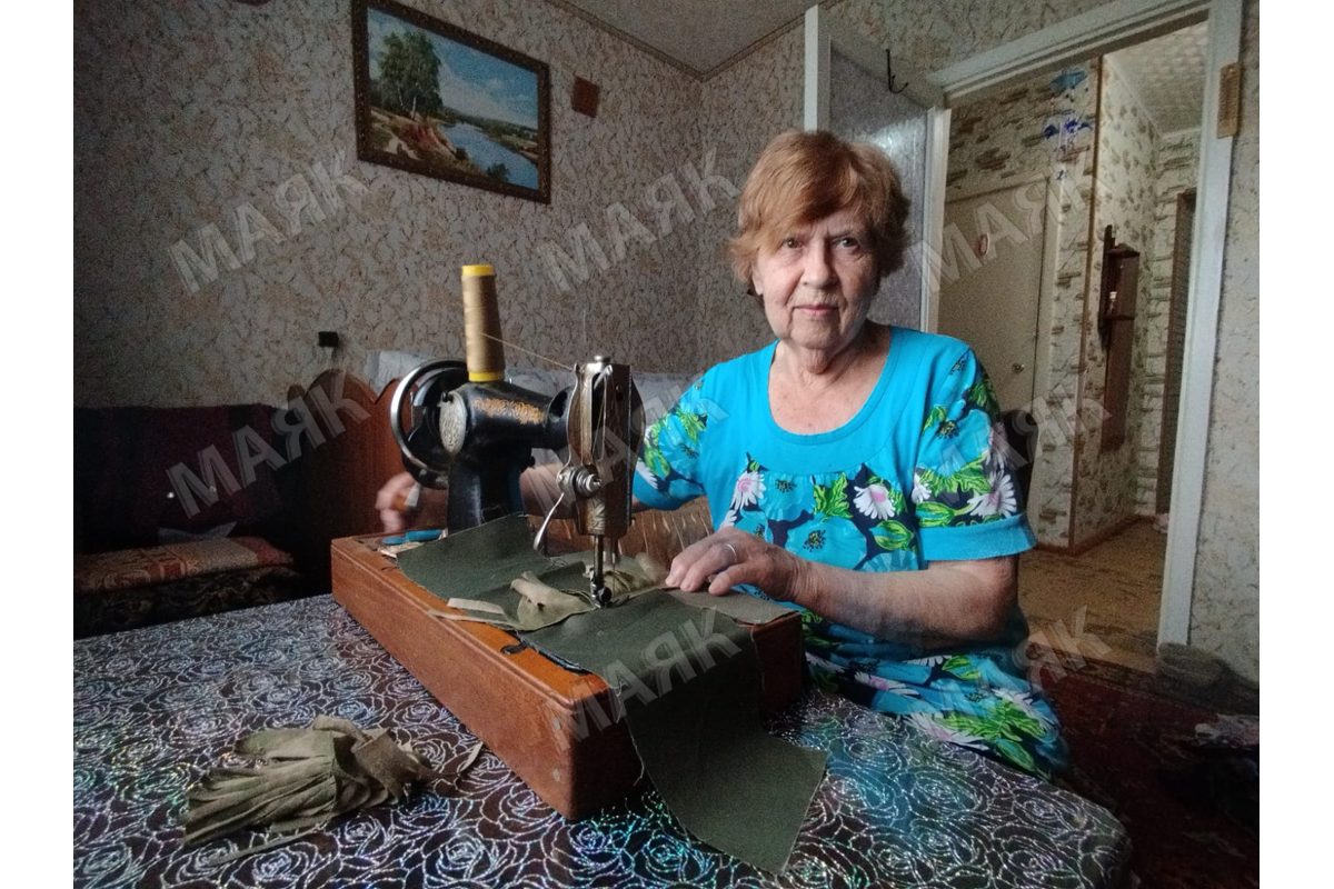 Новозыбчанка шьёт маскхалаты для военных
