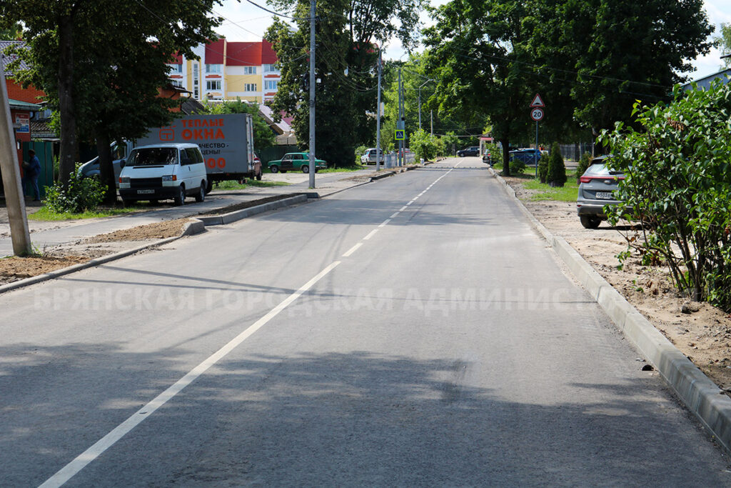 В Брянске обновили дорогу к учебному заведению
