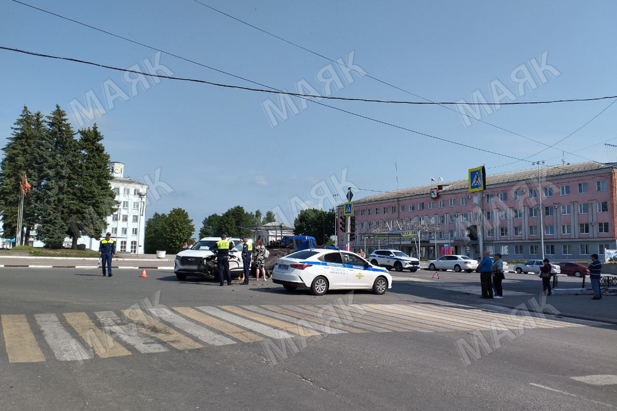 Две иномарки не разъехались на перекрестке в Новозыбкове