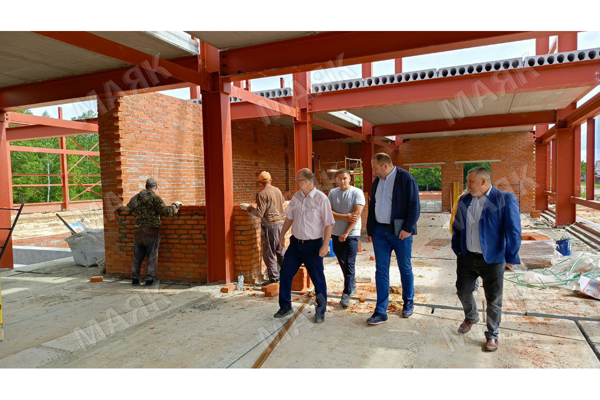 Врио замгубернатора Брянской области проинспектировал в Новозыбкове ход строительства спортивного объекта