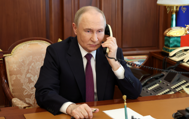 Президент Владимир Путин поговорил по телефону с Белозеровым и Богомазом в связи с ЧП под Брянском