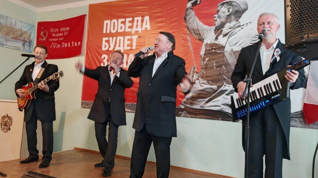 В День России брянский ВИА «Стожары» дал концерт для бойцов СВО