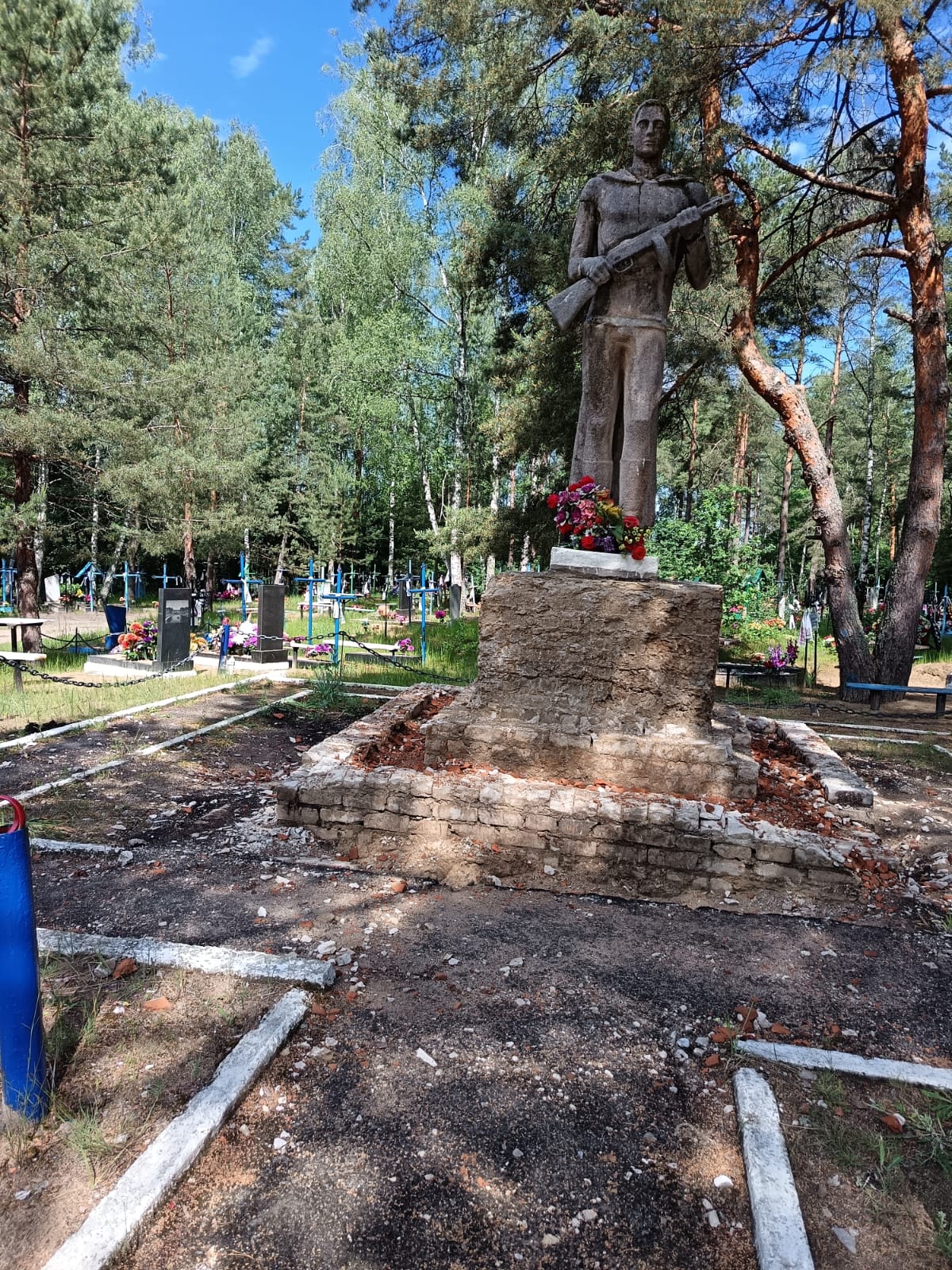 В Новозыбковском городском округе приступили к ремонту памятников воинам-освободителям