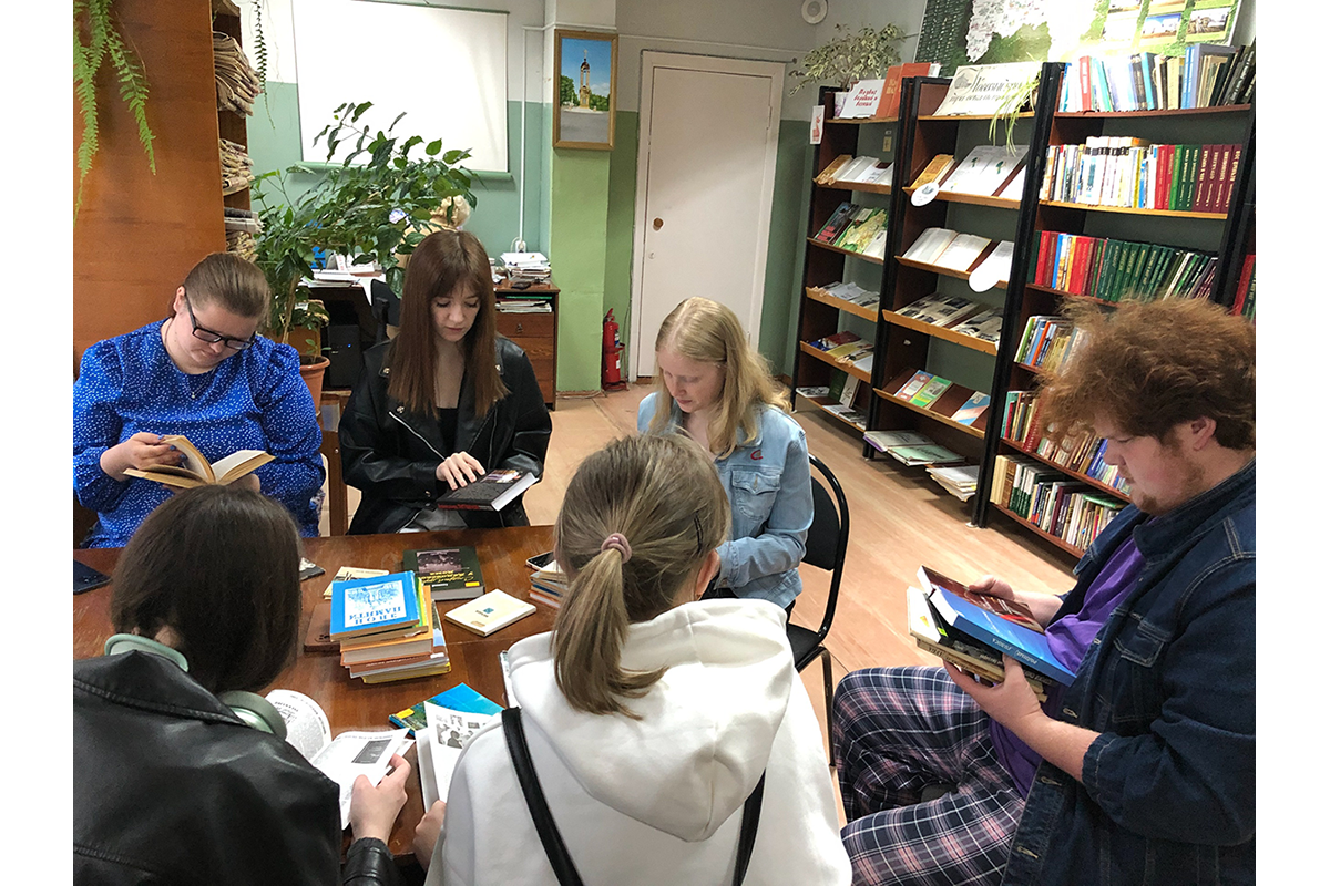 Новозыбковским студентам показали уникальные произведения о городе