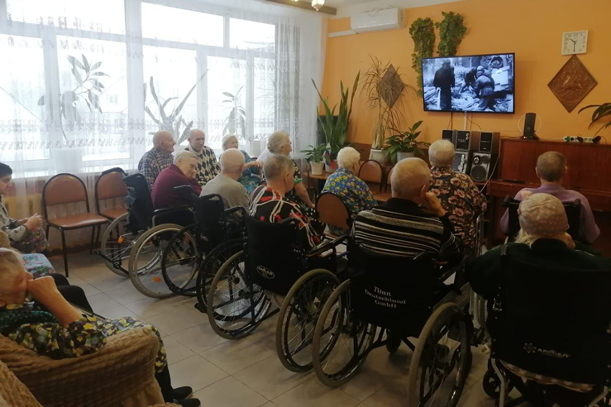 В Новозыбковском доме-интернате провели час кино