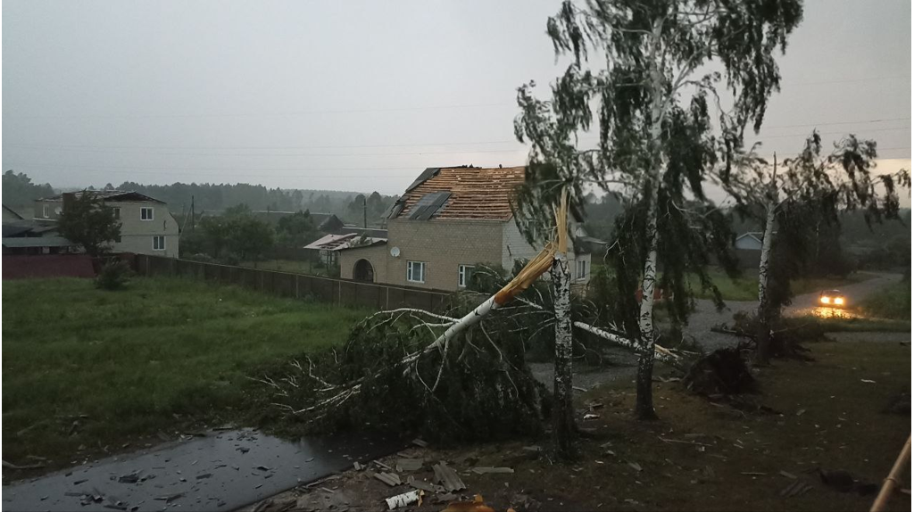 В брянском поселке Климово оперативно устраняют последствия урагана