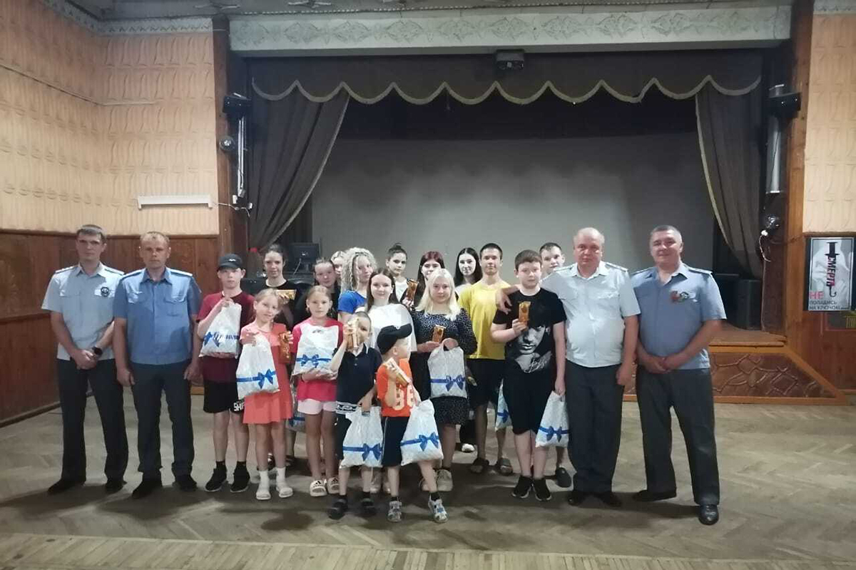 В гости к воспитанникам новозыбковского приюта пришли сотрудники транспортной полиции