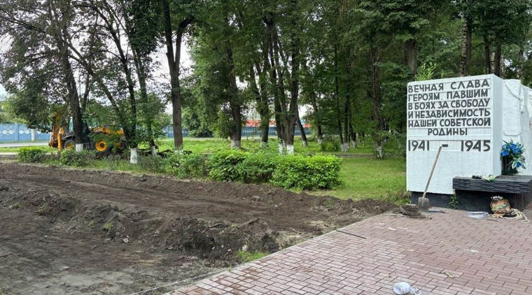 В Брянске продолжается благоустройство сквера