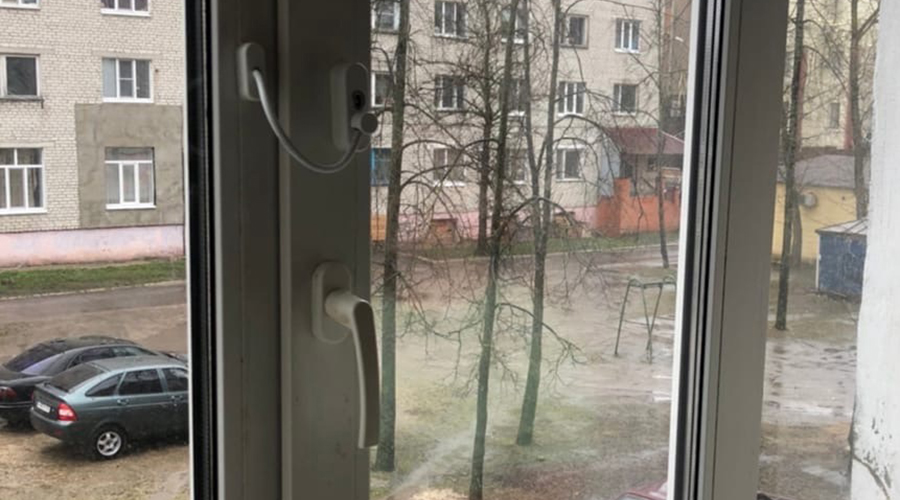 Новозыбковские волонтеры принимают заявки на установку ограничителей на окна