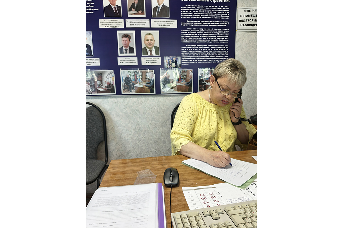 Новозыбковцы попросили у депутата содействия в благоустройстве автобусной остановки