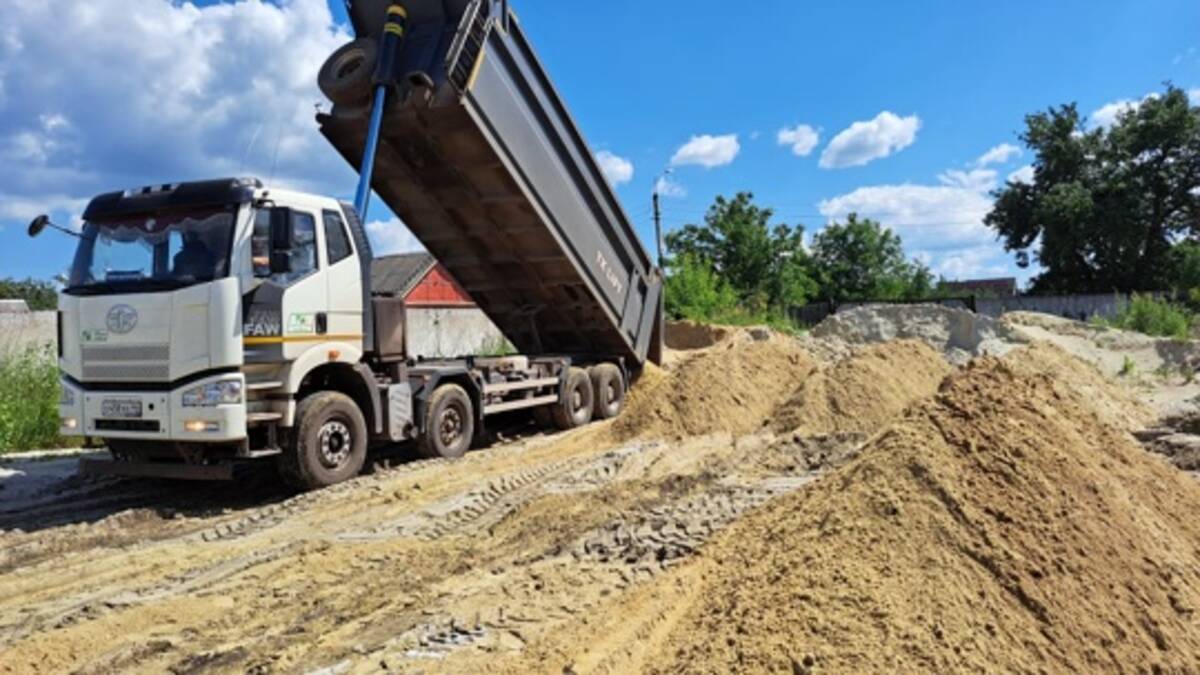 В Комаричском районе Брянщины заготавливают песок на зиму