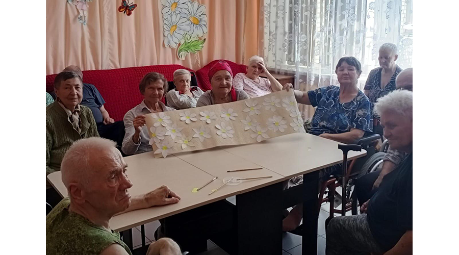 Ромашковое поле создали в новозыбковском доме-интернате