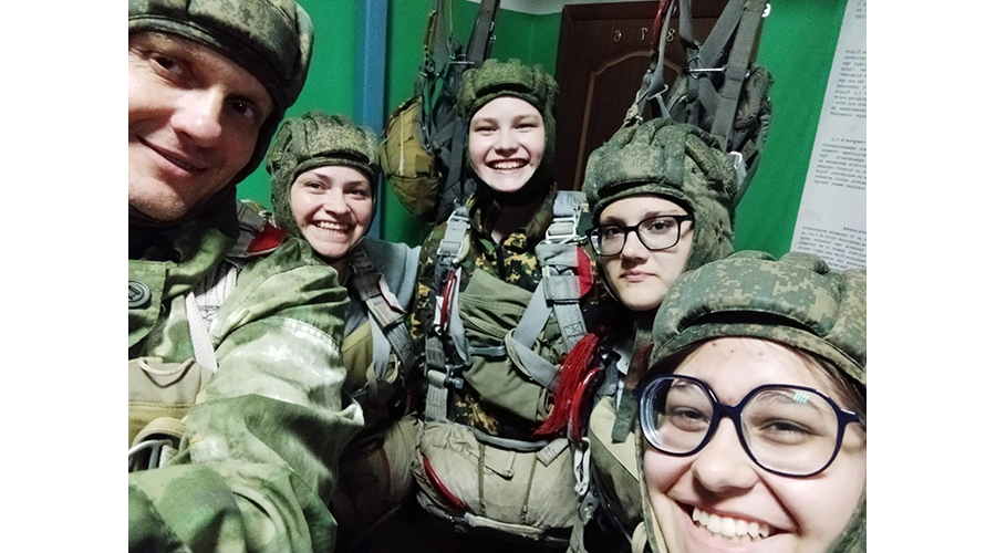 Новозыбковские девушки отметили выпускной первым прыжком с парашютом