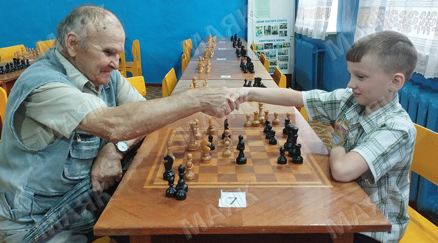 Шахматы объединяют новозыбковцев разных поколений