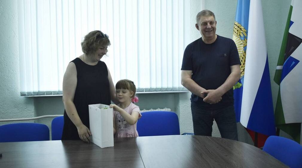 Брянская делегация встретилась в Брянке с девочкой Машей