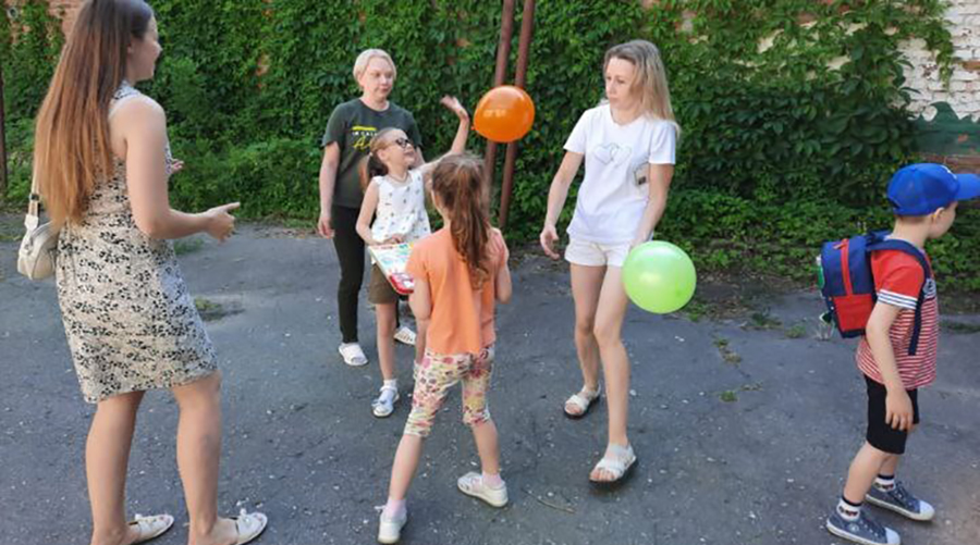 Юные посетители новозыбковского КЦСОН отметили Всемирный день воздушных шаров