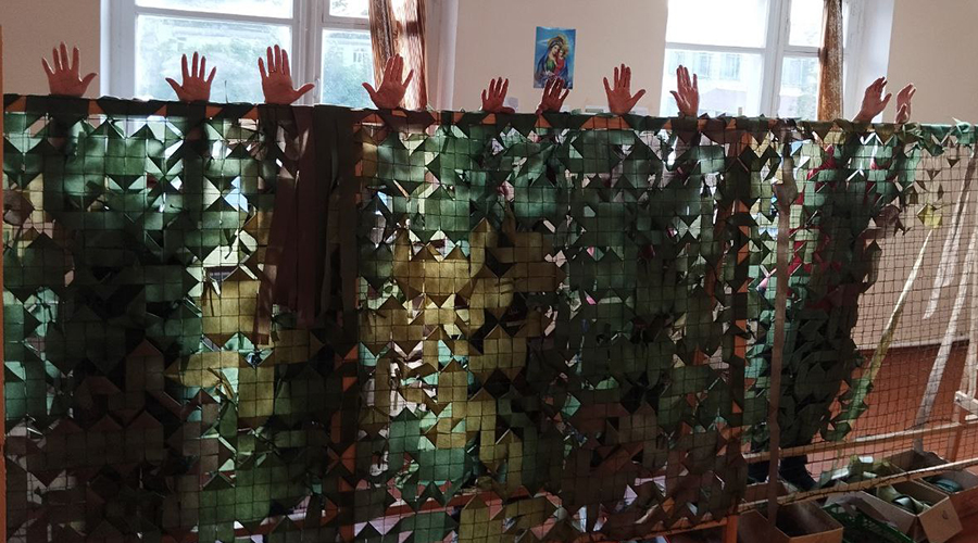 Новозыбковские волонтёры сплели более двух тысяч квадратных метров маскировочных сетей